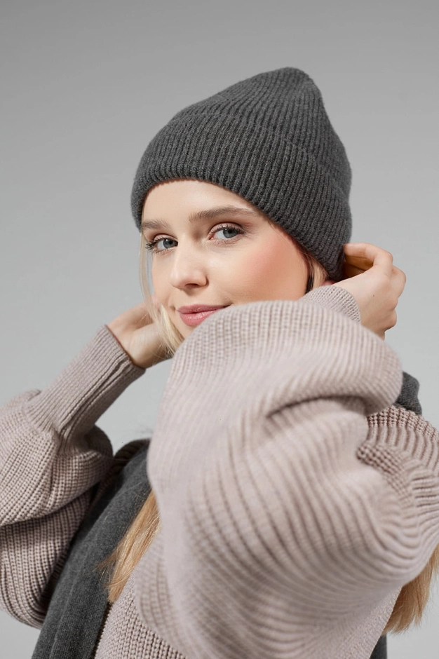 Szara czapka z wełny merino – elegancka czapka damska na zimę