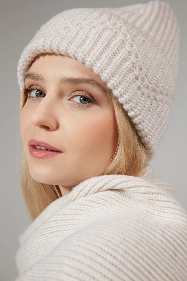 Kremowa czapka damska z wełny merino i bawełny, na modelce