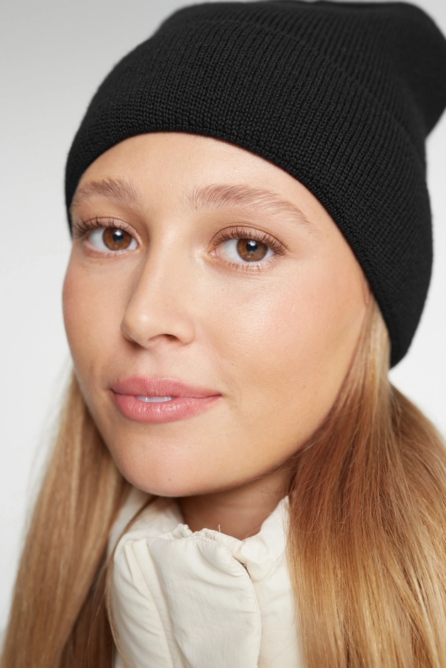 Czarna czapka damska z wełny merino –Action Black