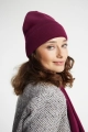 Burgundowa czapka damska z wełny merino, na modelce