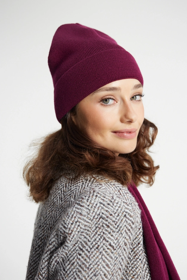 Burgundowa czapka damska z wełny merino –Action Burgundy
