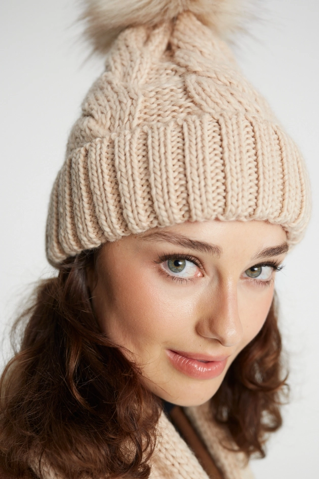 Beżowa czapka damska z wełny z pomponem i bawełnianą podszewką- Braid Beige