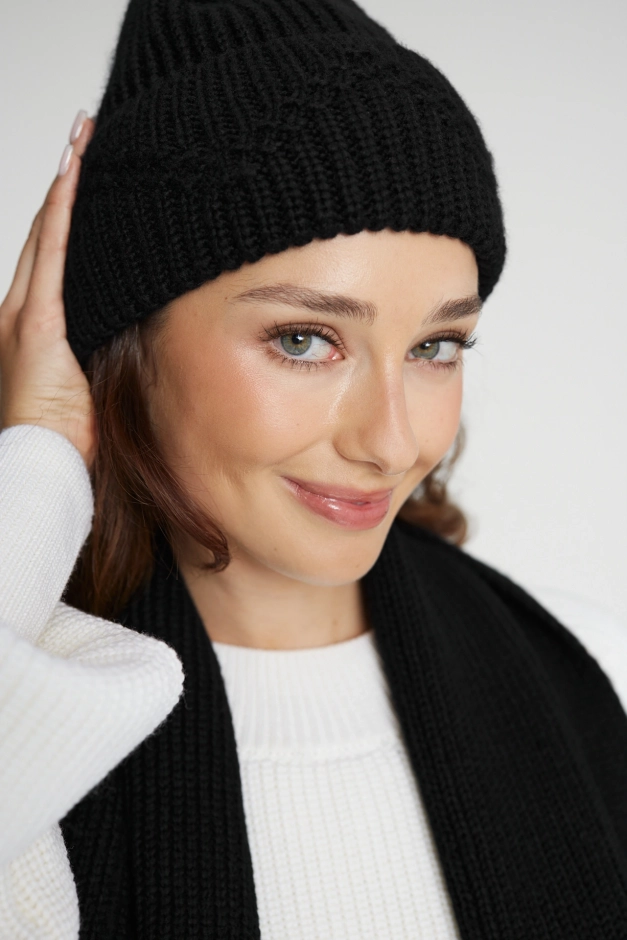 Czarna czapka damska z wełny merino i bawełny, na modelce