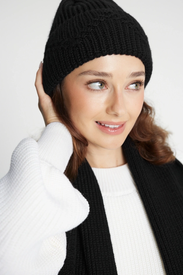 Czarna czapka damska z wełny merino i bawełny, stylizacja w studio