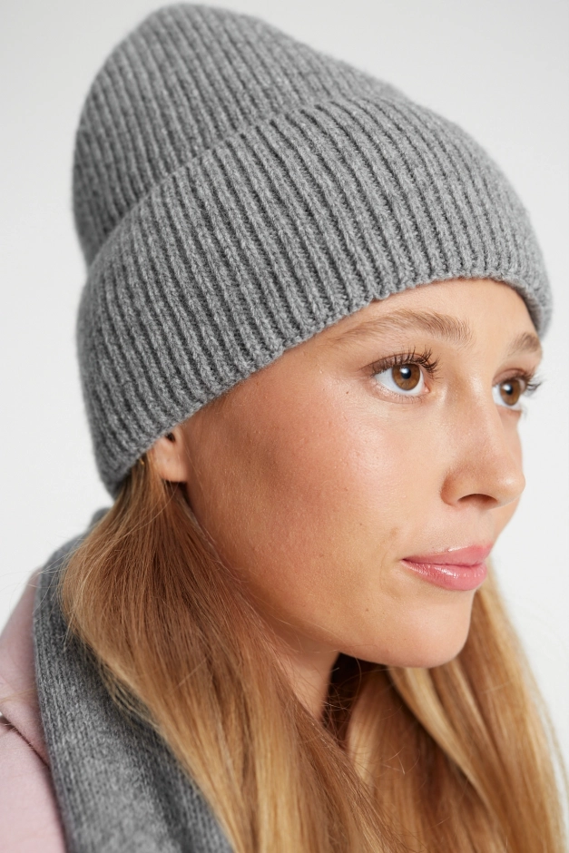 Szara czapka damska z wełny merino, profil modelki