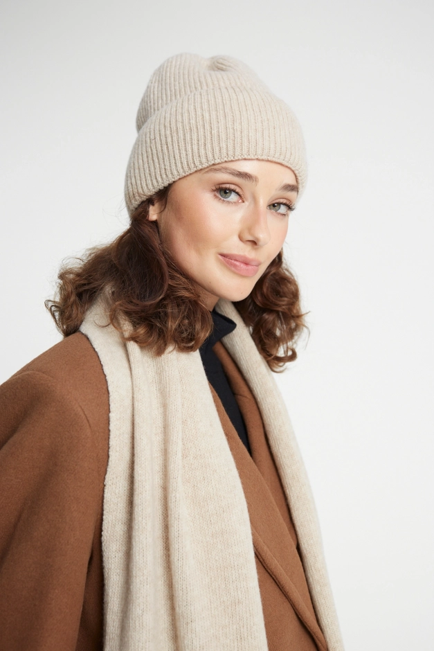 Jasnobeżowa czapka damska z wełny merino – Simple Light Beige, widok z boku