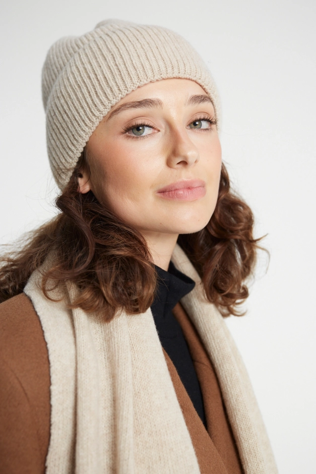 Jasnobeżowa czapka damska z wełny merino – Simple Light Beige, na modelce