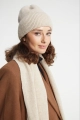 Jasnobeżowa czapka damska z wełny merino – Simple Light Beige, na modelce w studio