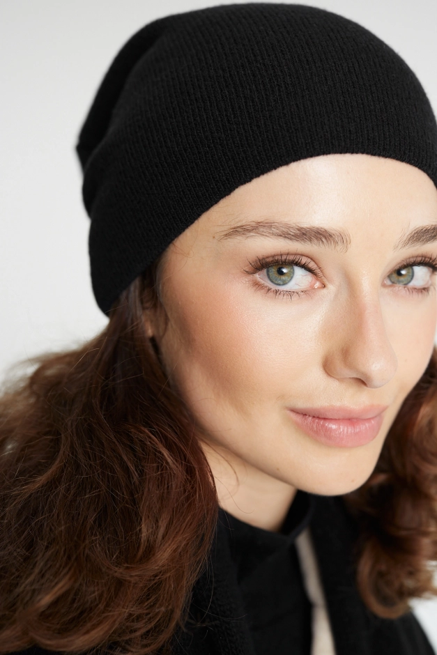 Czarna czapka damska z wełny merino, na modelce
