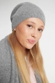 Szara czapka damska z wełny merino, na modelce