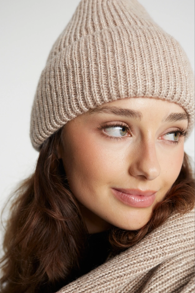 Puszysta beżowa czapka damska z wełny merino i bawełny- Turn Beige