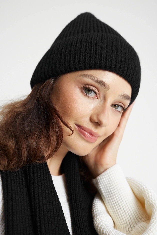 Czarna czapka damska z wełny merino i bawełny, widok na modelce