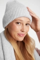 Szara czapka z wełny merino i bawełny, widok na modelce