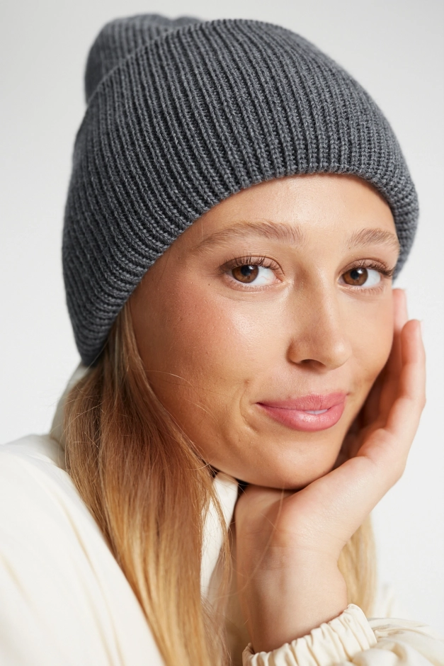 Szara czapka damska z wełny merino – Urban Grey