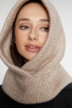 Beżowa balaclava (kominiarka damska) z wełny merino i bawełny, na modelce