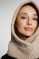 Beżowa balaclava (kominiarka damska) z wełny merino i bawełny, zbliżenie