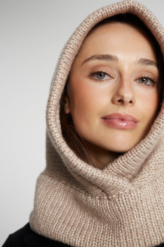 Beżowa balaclava (kominiarka damska) z wełny merino i bawełny, zbliżenie