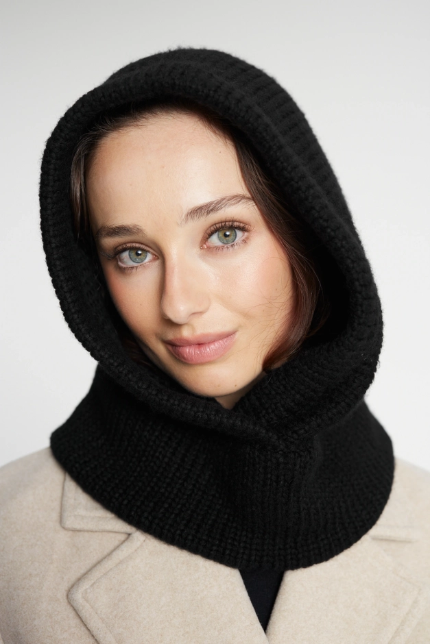 Czarna balaclava (kominiarka damska) z wełny merino i bawełny, na modelce