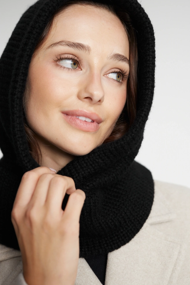 Czarna balaclava (kominiarka damska) z wełny merino i bawełny, zbliżenie