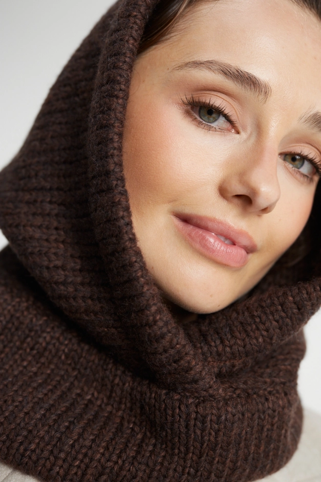Brązowa balaclava (kominiarka damska) z wełny merino i bawełny, zbliżenie