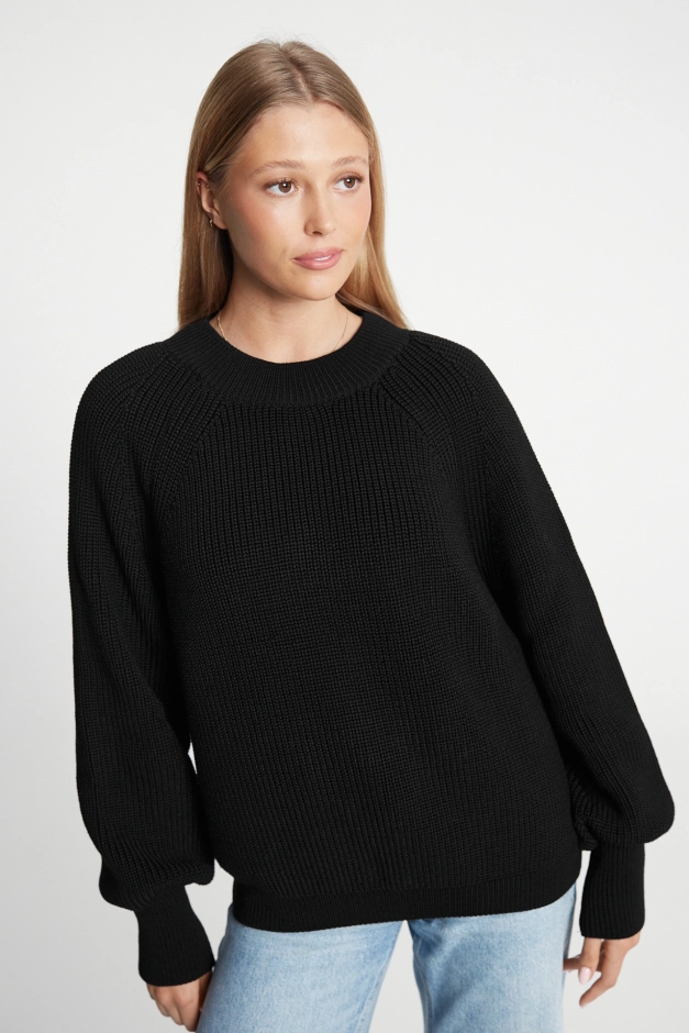 Czarny sweter damski z wełny merino, luźny krój, na modelce