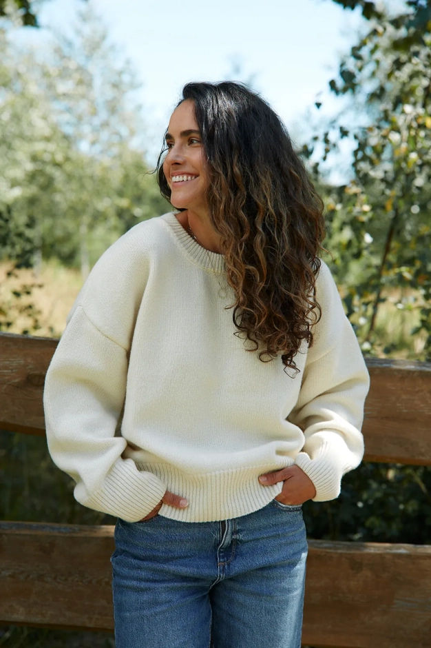 Kremowy sweter damski z wełny merino – Simple Cream