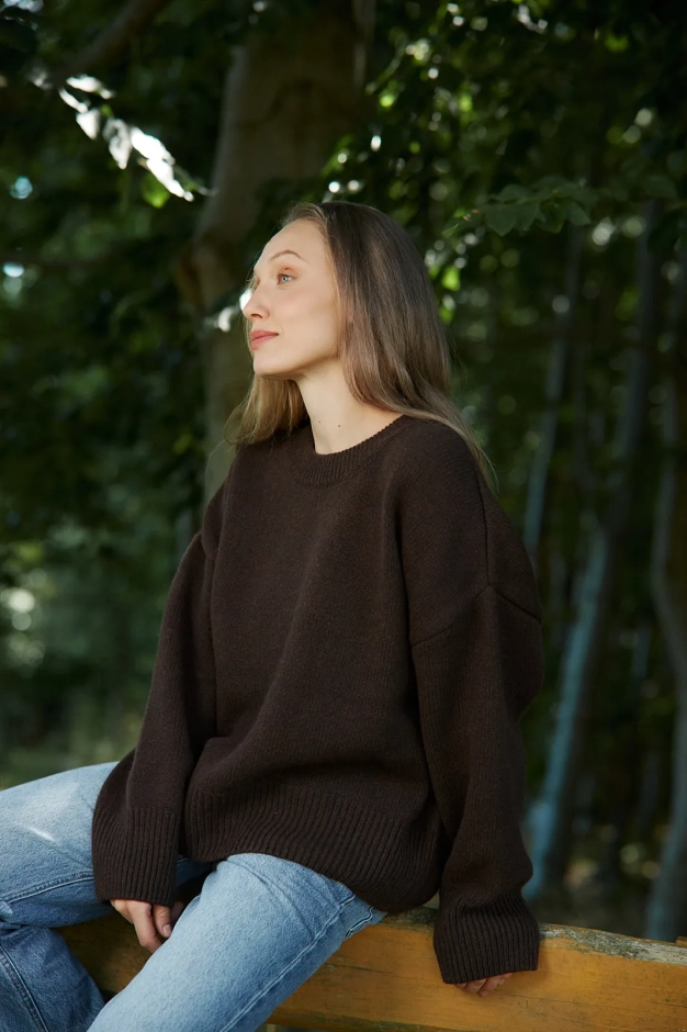 brązowy sweter damski z wełny merino- widok z boku