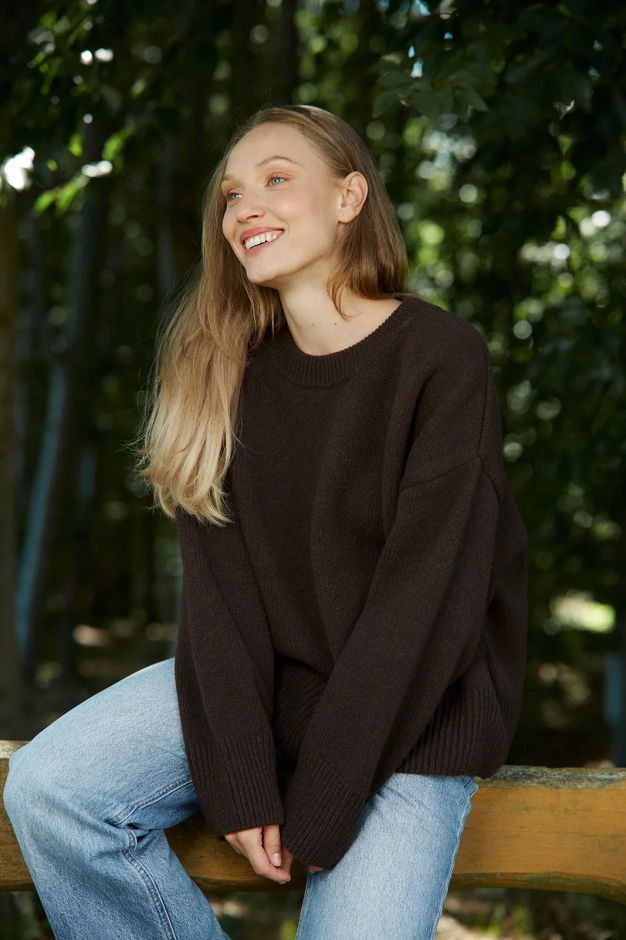 brązowy sweter damski z wełny merino, sesja plenerowa pompoms