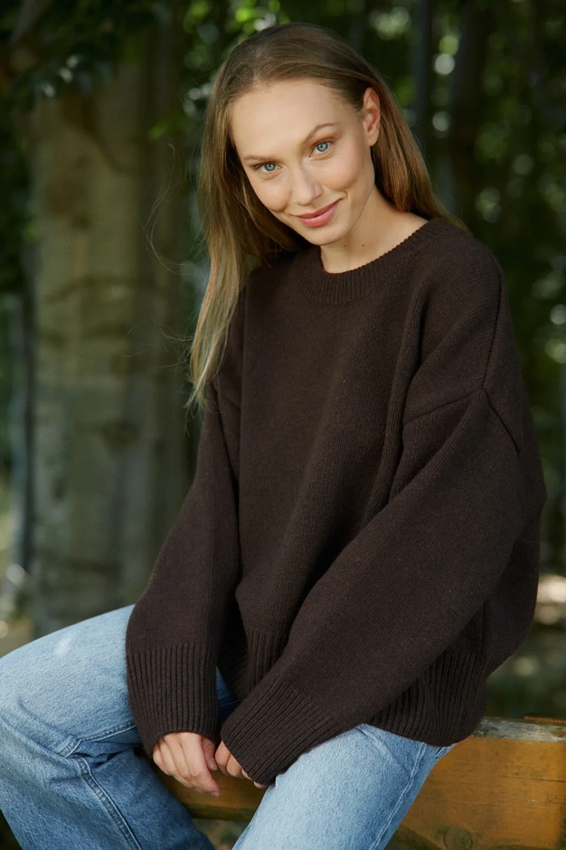 Brązowy sweter damski z wełny merino – Simple Brown