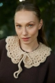 Beżowy kołnierzyk koronkowy damski z wełny, widok na modelce
