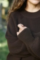 Brązowy sweter damski z wełny merino i bawełny – zbliżenie na detal