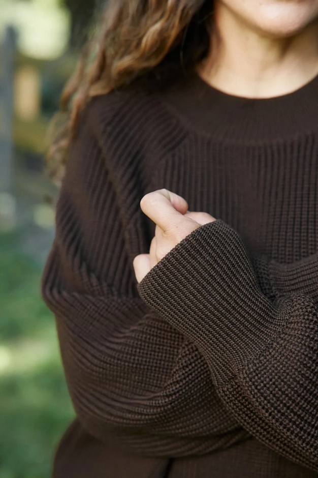 Brązowy sweter damski z wełny merino i bawełny – zbliżenie na detal