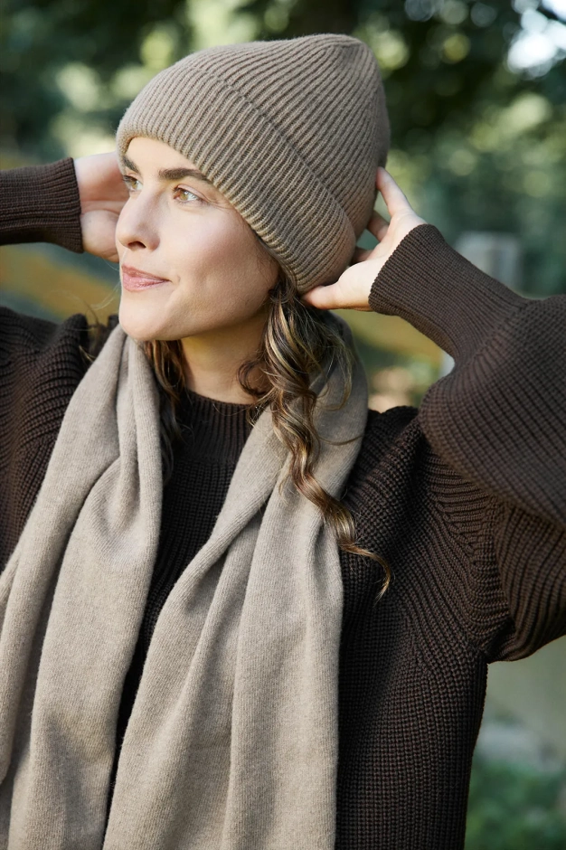 Beżowa czapka damska z wełny merino i kaszmiru – Class Beige